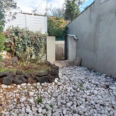 Agreable Petite Maison 2 Chambres, De 48m2 Sans Vis-a-vis Et Parking Privatif Агд